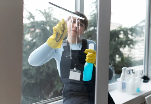 Nettoyage de vitres intérieures et extérieures à la Longueville